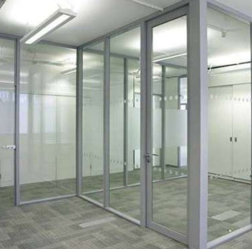 Oficinas divididas con cancelería de aluminio y vidrio