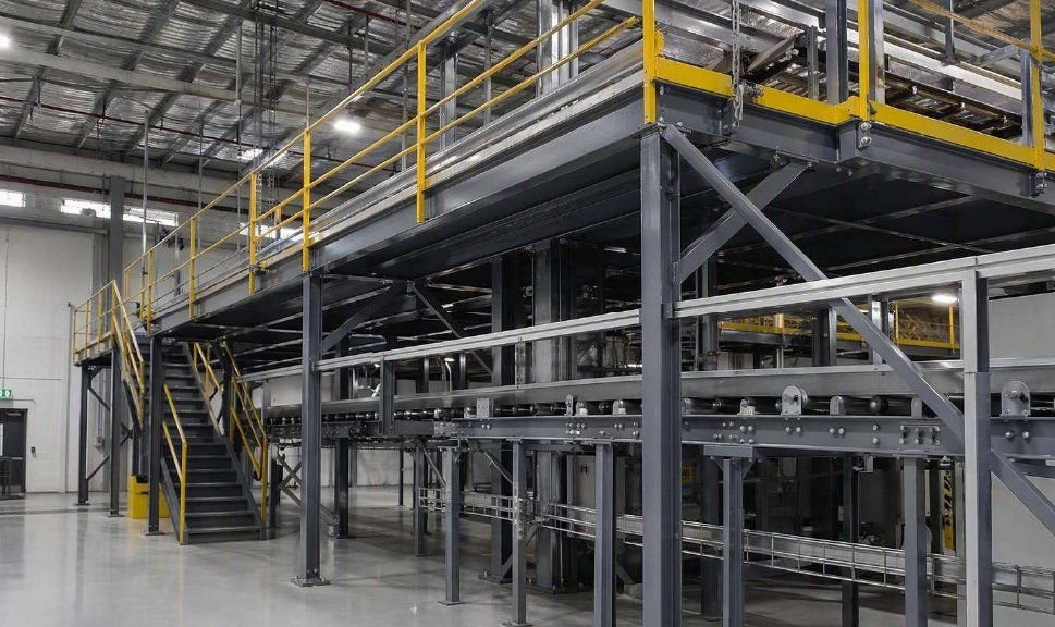 Mezzanine metálico con barandales dentro de planta
