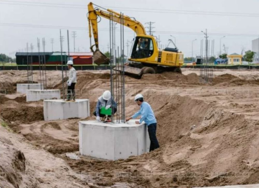 Colocación de dados de concreto para cimentación
